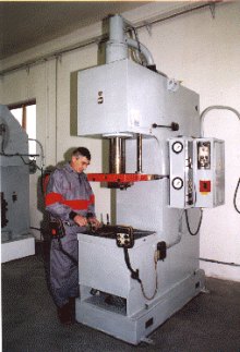 Hydraulický lis se spodním přidržováním